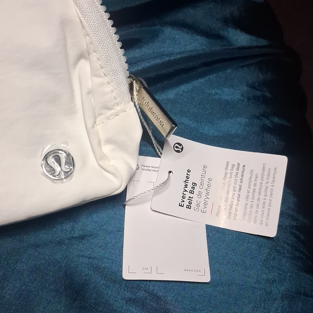 Lululemon Everywhere Belt Bag | White | Crossbody Waist Bag | NWT One Size - Picture 4 of 4